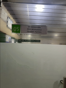 Consultation room of Dr. Yashwin Kang at Fortis Medcentre